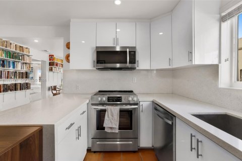 House in Miami, Florida 3 bedrooms, 103.68 sq.m. № 2384895 - photo 13