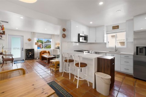 House in Miami, Florida 3 bedrooms, 103.68 sq.m. № 2384895 - photo 11