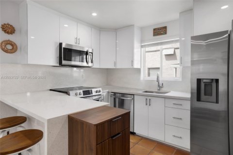 House in Miami, Florida 3 bedrooms, 103.68 sq.m. № 2384895 - photo 12