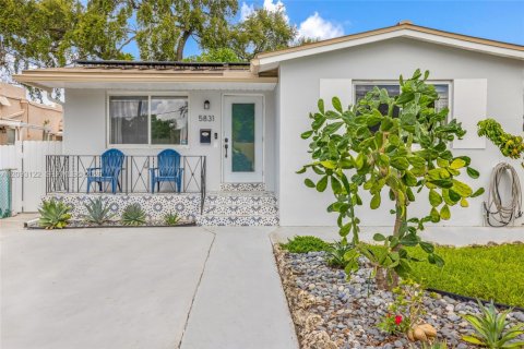 House in Miami, Florida 3 bedrooms, 103.68 sq.m. № 2384895