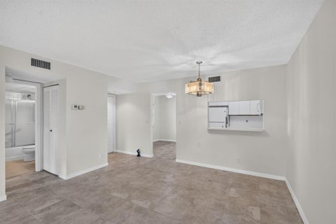 Copropriété à louer à Lake Worth, Floride: 2 chambres, 97.45 m2 № 2390090 - photo 6
