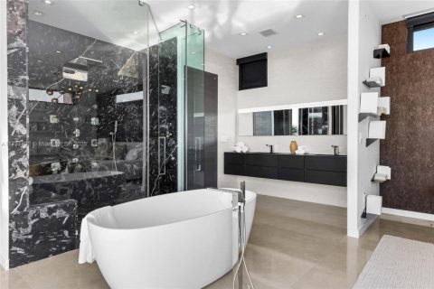 Casa en venta en North Miami Beach, Florida, 6 dormitorios, 490.34 m2 № 1487053 - foto 30