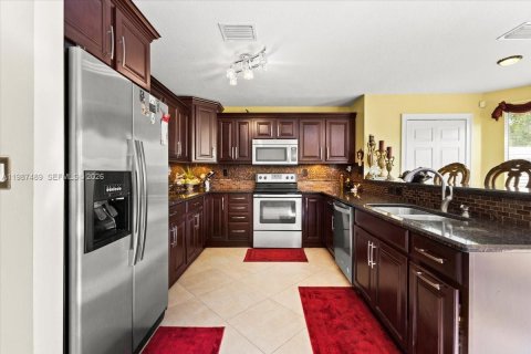 House in Pembroke Pines, Florida 4 bedrooms, 235.04 sq.m. № 2049032 - photo 10