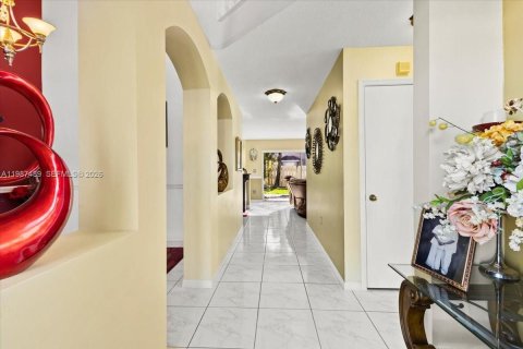 House in Pembroke Pines, Florida 4 bedrooms, 235.04 sq.m. № 2049032 - photo 7