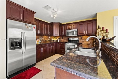 House in Pembroke Pines, Florida 4 bedrooms, 235.04 sq.m. № 2049032 - photo 12