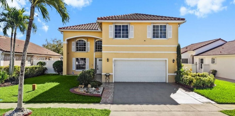 House in Pembroke Pines, Florida 4 bedrooms, 235.04 sq.m. № 2049032