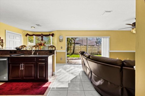 House in Pembroke Pines, Florida 4 bedrooms, 235.04 sq.m. № 2049032 - photo 9