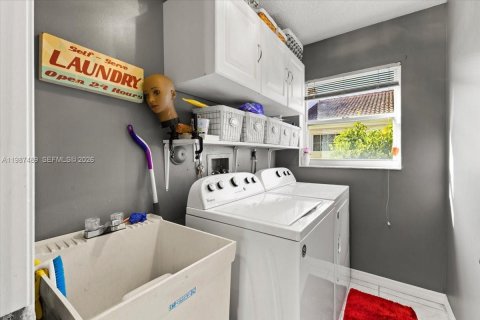 House in Pembroke Pines, Florida 4 bedrooms, 235.04 sq.m. № 2049032 - photo 15