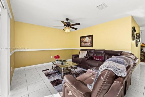 House in Pembroke Pines, Florida 4 bedrooms, 235.04 sq.m. № 2049032 - photo 13