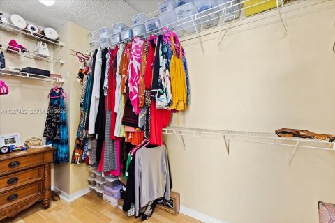 House in Pembroke Pines, Florida 4 bedrooms, 235.04 sq.m. № 2049032 - photo 26