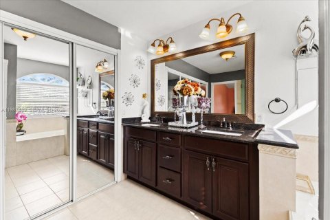 House in Pembroke Pines, Florida 4 bedrooms, 235.04 sq.m. № 2049032 - photo 24