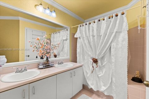 House in Pembroke Pines, Florida 4 bedrooms, 235.04 sq.m. № 2049032 - photo 30