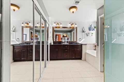 House in Pembroke Pines, Florida 4 bedrooms, 235.04 sq.m. № 2049032 - photo 22