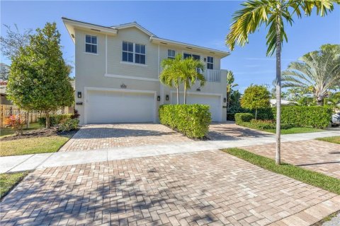 Villa ou maison à louer à Fort Lauderdale, Floride: 4 chambres, 248.98 m2 № 2087883 - photo 2