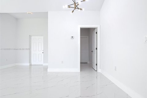 Villa ou maison à vendre à Lehigh Acres, Floride: 4 chambres № 1977291 - photo 13