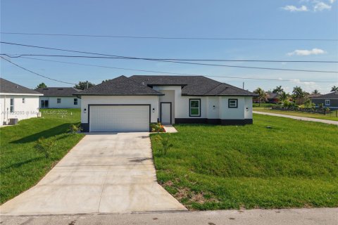 Villa ou maison à vendre à Lehigh Acres, Floride: 4 chambres № 1977291 - photo 1
