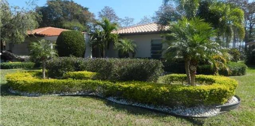 House in Tamarac, Florida 3 bedrooms, 306.58 sq.m. № 1185423