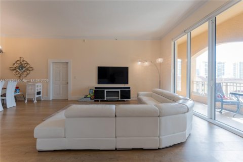 Condo in Aventura, Florida, 2 bedrooms № 1961889 - photo 2