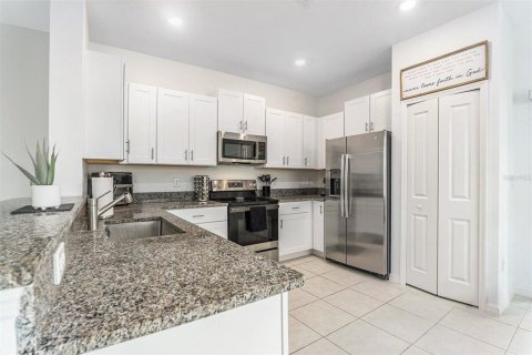 Townhouse in Land O' Lakes, Florida 2 bedrooms, 143.16 sq.m. № 1837891 - photo 11
