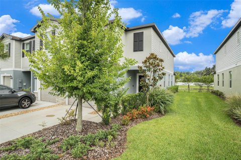 Townhouse in Land O' Lakes, Florida 2 bedrooms, 143.16 sq.m. № 1837891 - photo 2