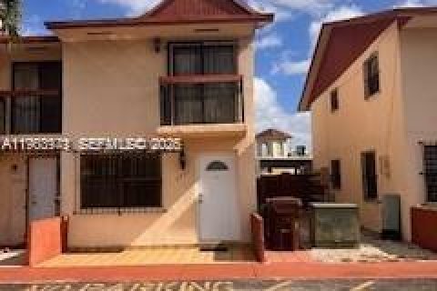 Adosado en Hialeah, Florida 3 dormitorios, 93.65 m2 № 2025546