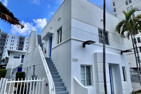 Снять в аренду кондоминиум в Майами-Бич, Флорида 2 спальни, 74.32м2, № 1897860 - фото 1