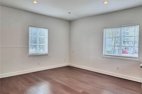 Снять в аренду кондоминиум в Майами-Бич, Флорида 2 спальни, 74.32м2, № 1897860 - фото 2