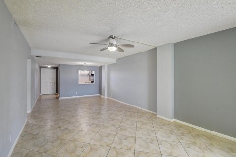 Condo in Lantana, Florida, 2 bedrooms № 2262107 - photo 12
