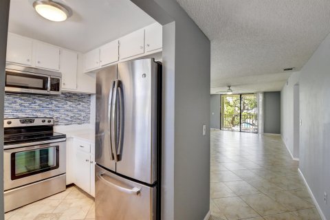 Condo in Lantana, Florida, 2 bedrooms № 2262107 - photo 5