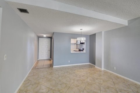 Condo in Lantana, Florida, 2 bedrooms № 2262107 - photo 4