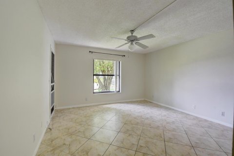 Condo in Lantana, Florida, 2 bedrooms № 2262107 - photo 17