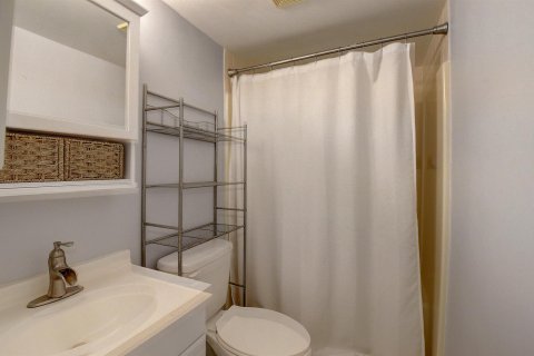 Condo in Lantana, Florida, 2 bedrooms № 2262107 - photo 16