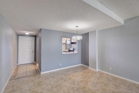 Condo in Lantana, Florida, 2 bedrooms № 2262107 - photo 14