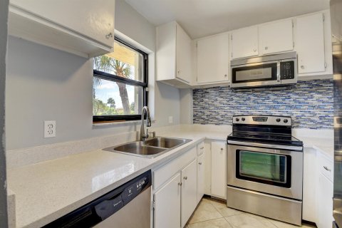Condo in Lantana, Florida, 2 bedrooms № 2262107 - photo 7