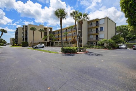 Condo in Lantana, Florida, 2 bedrooms № 2262107 - photo 2