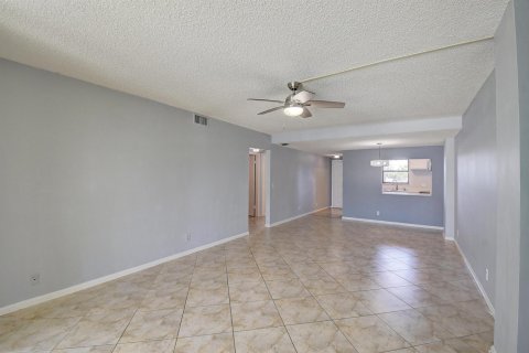 Condo in Lantana, Florida, 2 bedrooms № 2262107 - photo 13