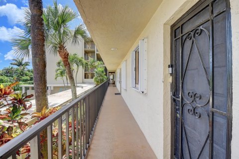 Condo in Lantana, Florida, 2 bedrooms № 2262107 - photo 3