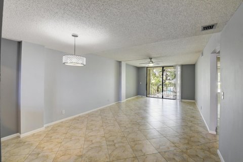Condo in Lantana, Florida, 2 bedrooms № 2262107 - photo 9