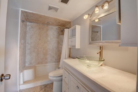 Condo in Lantana, Florida, 2 bedrooms № 2262107 - photo 19