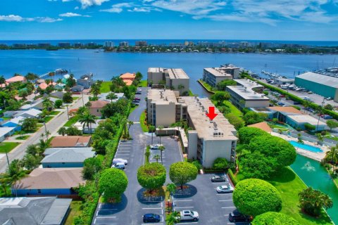 Condo in Lantana, Florida, 2 bedrooms № 2262107 - photo 28