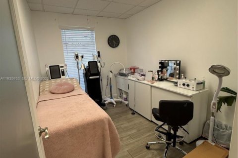 Commercial property in Coral Gables, Florida № 1994018 - photo 9