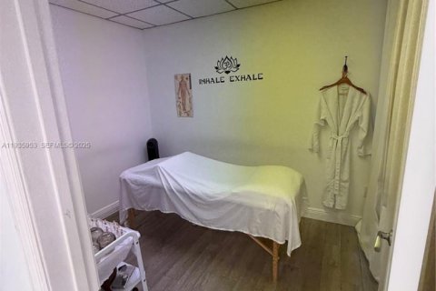 Commercial property in Coral Gables, Florida № 1994018 - photo 7