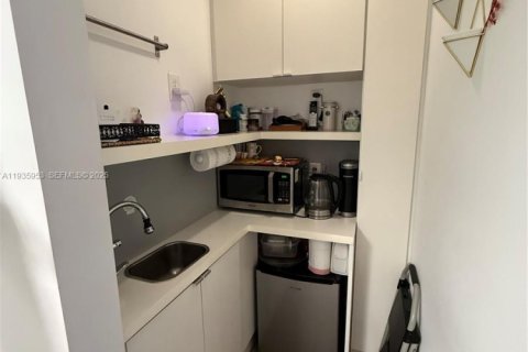 Commercial property in Coral Gables, Florida № 1994018 - photo 11