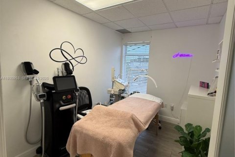 Commercial property in Coral Gables, Florida № 1994018 - photo 10