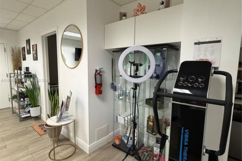 Commercial property in Coral Gables, Florida № 1994018 - photo 8