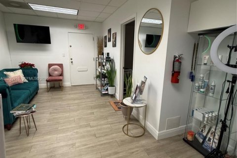 Commercial property in Coral Gables, Florida № 1994018 - photo 2