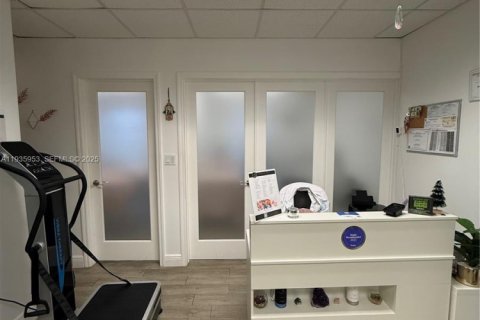 Commercial property in Coral Gables, Florida № 1994018 - photo 4