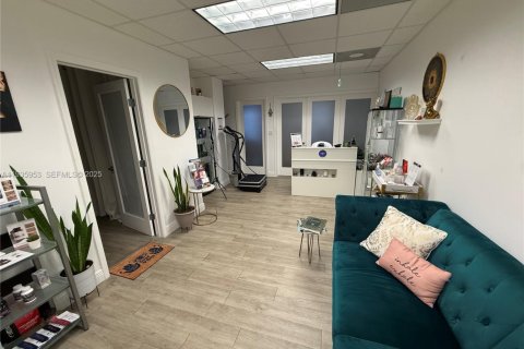 Commercial property in Coral Gables, Florida № 1994018 - photo 1