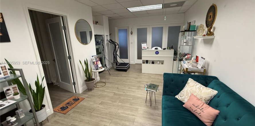 Commercial property in Coral Gables, Florida № 1994018