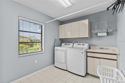 House in Venice, Florida 3 bedrooms, 240.52 sq.m. № 2308938 - photo 24